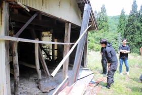 熱田集落に残る牛の受精所＝香美町小代区新屋