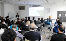 日本ジオパーク委員会の中田節也委員長の講演を聴く来場者たち＝豊岡稽古堂