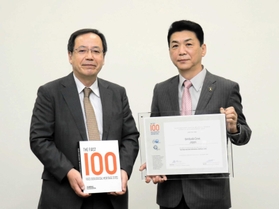 「世界の地質遺産１００選」の認定証を受け取る関貫久仁郎豊岡市長（右）＝豊岡市中央町