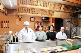 （左から）板前の坂田豊男さん、三七十館女将（おかみ）の小柴清美さん、若女将の小柴奈美さん、板前の村上彰さん＝香美町香住区香住、三七十鮨
