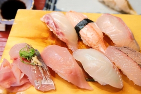 香住漁港で水揚げされた魚介類を使った「おまかせにぎり」＝香美町香住区香住、三七十鮨
