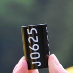 装着された新しいタイプの足輪（予備品）＝朝来市和田山町久田和