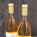 みちかけ葡萄酒店のオリジナル商品「こうのとりわいん」＝豊岡市出石町魚屋