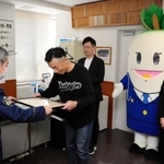 深木孝夫署長から感謝状を受け取る（左から）田村浩司さん、吉田明博さん、池垣順次さん＝南但馬署