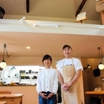 アンティークな家具がそろった店内と北尾哲朗さん、美紀子さん＝朝来市和田山町竹田
