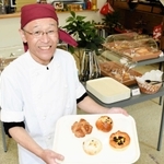 小麦の味を生かしたパンと東正志さん＝朝来市和田山町竹田