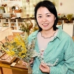 手作りアクセサリーなどの店を開店した安保尚子さん＝朝来市和田山町竹田
