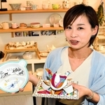 ポーセラーツの作品と山本瞳さん＝朝来市和田山町竹田
