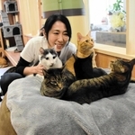 「スタッフ」の猫たちと足立薫さん＝朝来市和田山町竹田