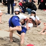 砂浜の土俵で相撲を楽しむ児童たち＝竹野浜