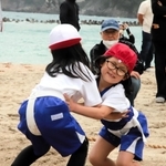 砂浜で相撲を楽しむ児童たち＝竹野浜