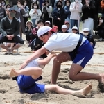 砂浜で相撲を楽しむ児童たち＝竹野浜