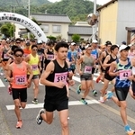 一斉にスタートした参加者たち＝新温泉町浜坂（撮影・中務庸子）