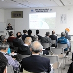 日本ジオパーク委員会の中田節也委員長の講演を聴く来場者たち＝豊岡稽古堂