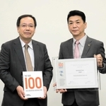 「世界の地質遺産１００選」の認定証を受け取る関貫久仁郎豊岡市長（右）＝豊岡市中央町