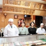 （左から）板前の坂田豊男さん、三七十館女将（おかみ）の小柴清美さん、若女将の小柴奈美さん、板前の村上彰さん＝香美町香住区香住、三七十鮨