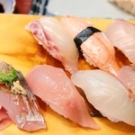 香住漁港で水揚げされた魚介類を使った「おまかせにぎり」＝香美町香住区香住、三七十鮨