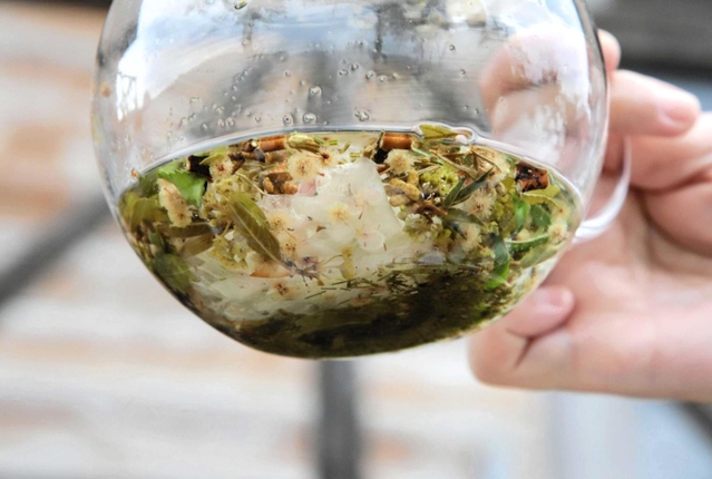 お披露目会では春限定の「森林浴茶　恋」も登場した＝香美町小代区