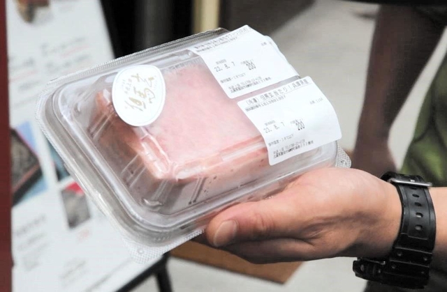 「肉ガチャ」では分厚いステーキが当たることも＝豊岡市城崎町湯島