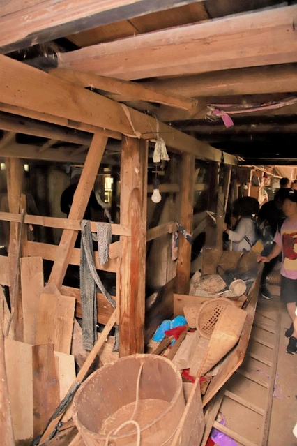 吉田真佐子さんの生家。１階に牛小屋が広がる＝２０２２年９月、香美町小代区新屋