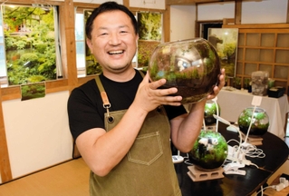 コケなどを使ったテラリウムを展示する増田真人さん＝口銀谷銀山町ミュージアムセンター