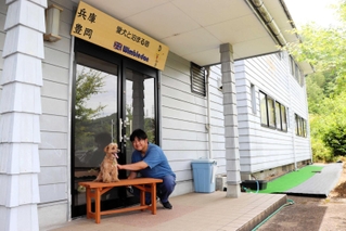愛犬と泊まれる宿に改修した村尾成介さん＝豊岡市出石町福住