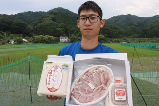 アイガモ農法による無農薬米と「カモ鍋セット」＝新温泉町対田
