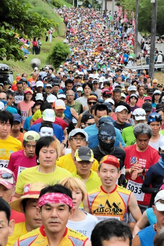 一斉にスタートするランナーたち＝香美町小代区実山