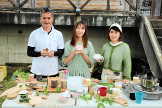 小代産の「森林浴茶」を手がける（左から）小林良斉さん、中村美和子さん、三木美捺子さん＝香美町小代区