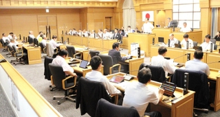 開会中の豊岡市議会６月定例会。住民アンケートで議員定数を見直すべきとの意見が６割を占めた＝豊岡市中央町