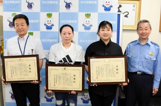 深木孝夫署長（右端）から感謝状を贈られた（右から）関茉佑さん、太田志寿奈さん、長山裕司さん＝南但馬署