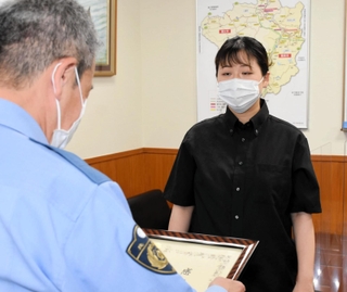 感謝状を贈られる関茉佑さん＝南但馬署