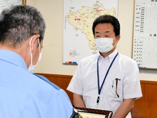 感謝状を贈られる長山裕司さん＝南但馬署