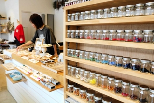 オーダーメードのアクセサリーなどを販売する「ミシェルーフ」の店内＝豊岡市中央町