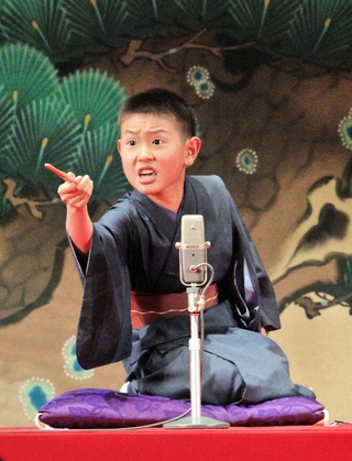 優勝した小学６年の薫風亭文鳥さん＝出石永楽館