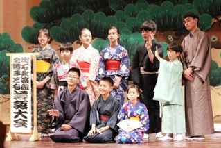 決勝に出場した子ども落語家ら＝出石永楽