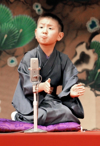 優勝した「薫風亭文鳥」こと、石坂大志君＝出石永楽館