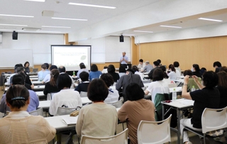 「一体的支援プログラム」の勉強会に集まった医療や福祉の関係者たち＝豊岡総合庁舎