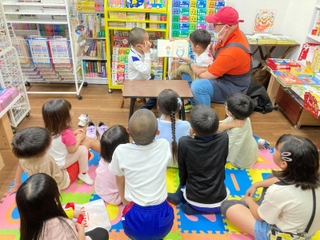 子どもが子どもに読み聞かせをする流泉書房のイベント（流泉書房提供）