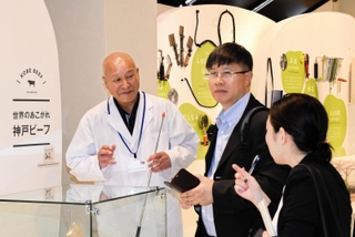 但馬牛に関する展示資料を見る李先德教授（中央）＝但馬牛博物館
