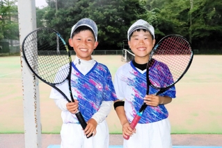 全日本小学生ソフトテニス選手権大会に出場する櫻井颯人君（左）と小林朋弘君＝朝来市和田山町秋葉台
