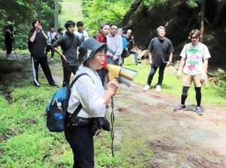但馬牛のルーツをたどるツアーで案内役を務める吉田真佐子さん＝２０２３年５月、香美町小代区新屋