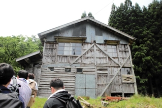 吉田真佐子さんの生家の外観＝２０２３年５月、香美町小代区新屋