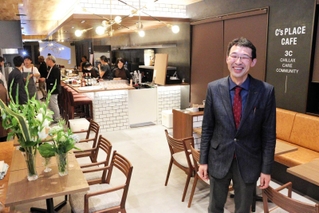 「いろんな人が集える場所に」。千葉義幸院長の思いから、落ち着いた内装にした＝豊岡市九日市下町