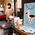 豆腐店「蘇武の里」。絵本とともに、表紙を拡大した看板を店内に置いている＝豊岡市日高町万劫