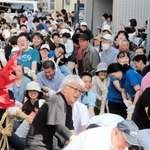 息を合わせて綱を引っ張る住民や観光客＝新温泉町湯