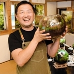 コケなどを使ったテラリウムを展示する増田真人さん＝口銀谷銀山町ミュージアムセンター