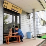 愛犬と泊まれる宿に改修した村尾成介さん＝豊岡市出石町福住