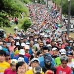 一斉にスタートするランナーたち＝香美町小代区実山