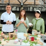 小代産の「森林浴茶」を手がける（左から）小林良斉さん、中村美和子さん、三木美捺子さん＝香美町小代区
